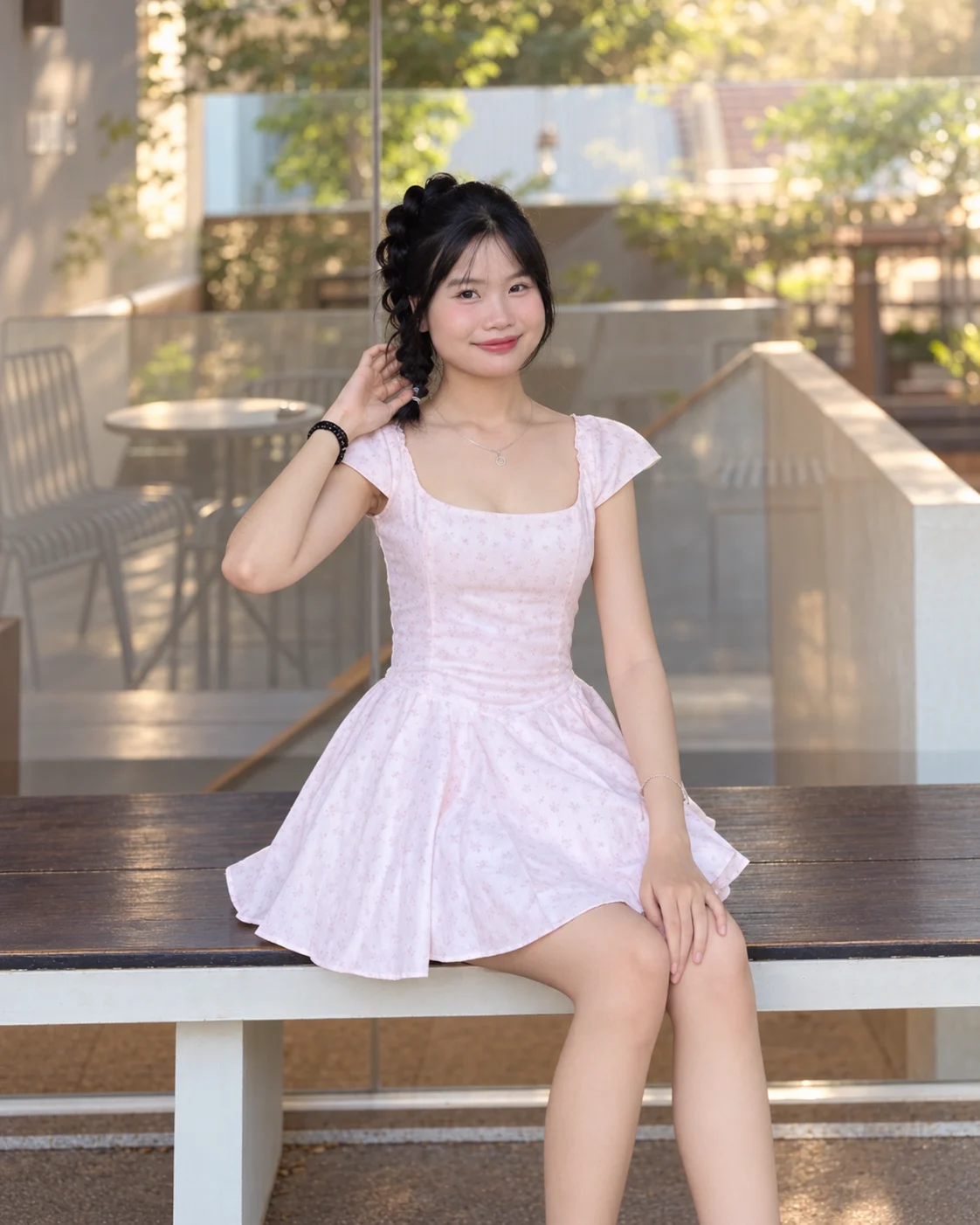Trần Phương Anh trong chiếc váy hồng dịu dàng